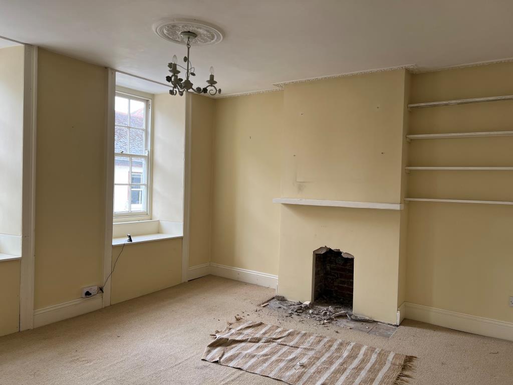 Lot: 82 - LARGE PERIOD HOUSE COMPRISING FIVE SELF-CONTAINED FLATS FOR UPDATING - Living room in flat four located on the second floor
